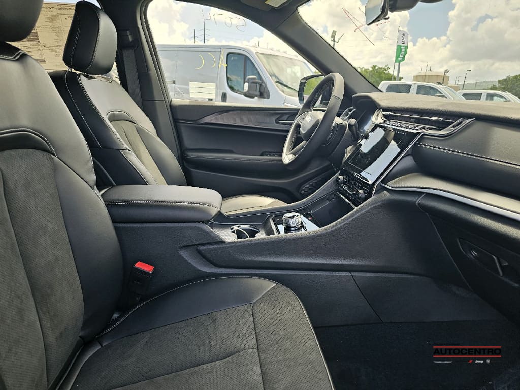 2025 Jeep Grand Cherokee Laredo Altitude photo 4