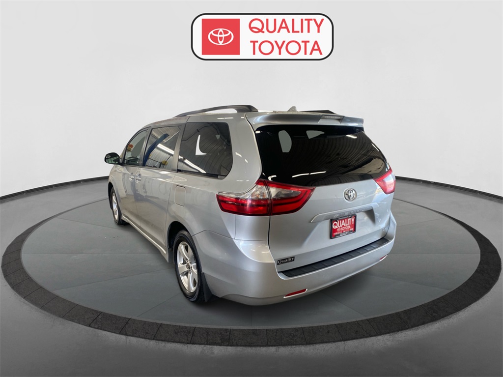 2020 Toyota Sienna LE photo 4