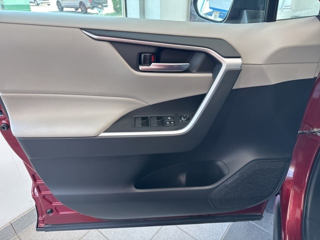 2021 Toyota RAV4 XLE photo 17