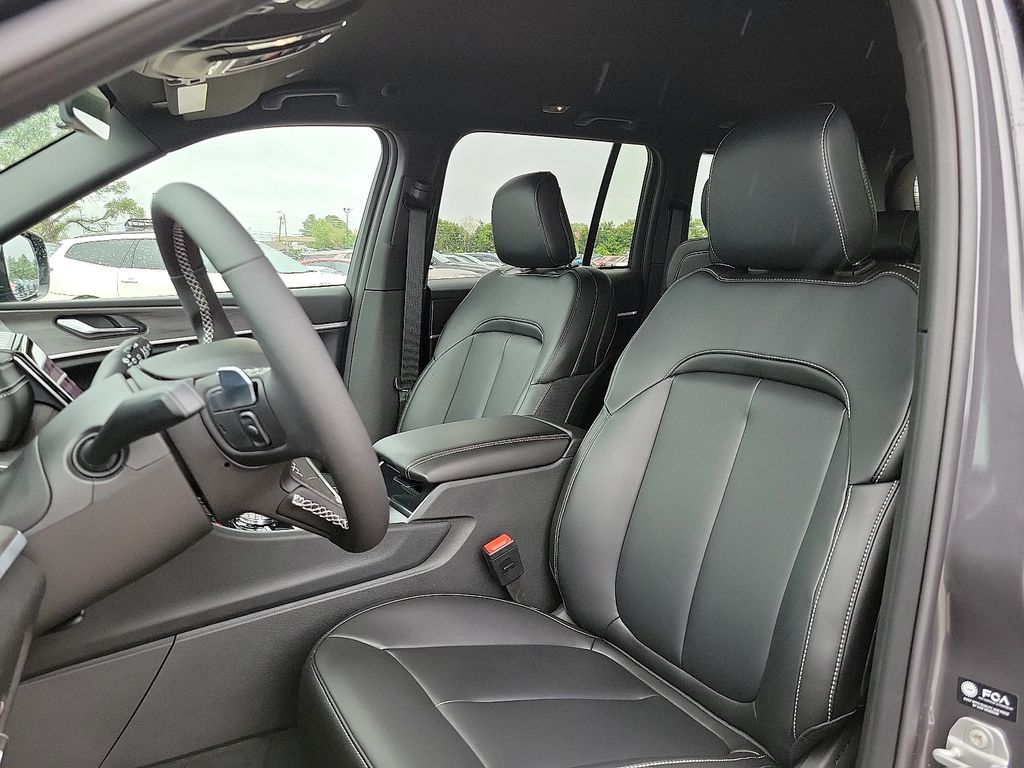 2025 Jeep Grand Cherokee Limited photo 11