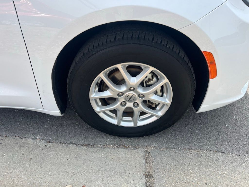 2022 Chrysler Pacifica Touring L photo 9