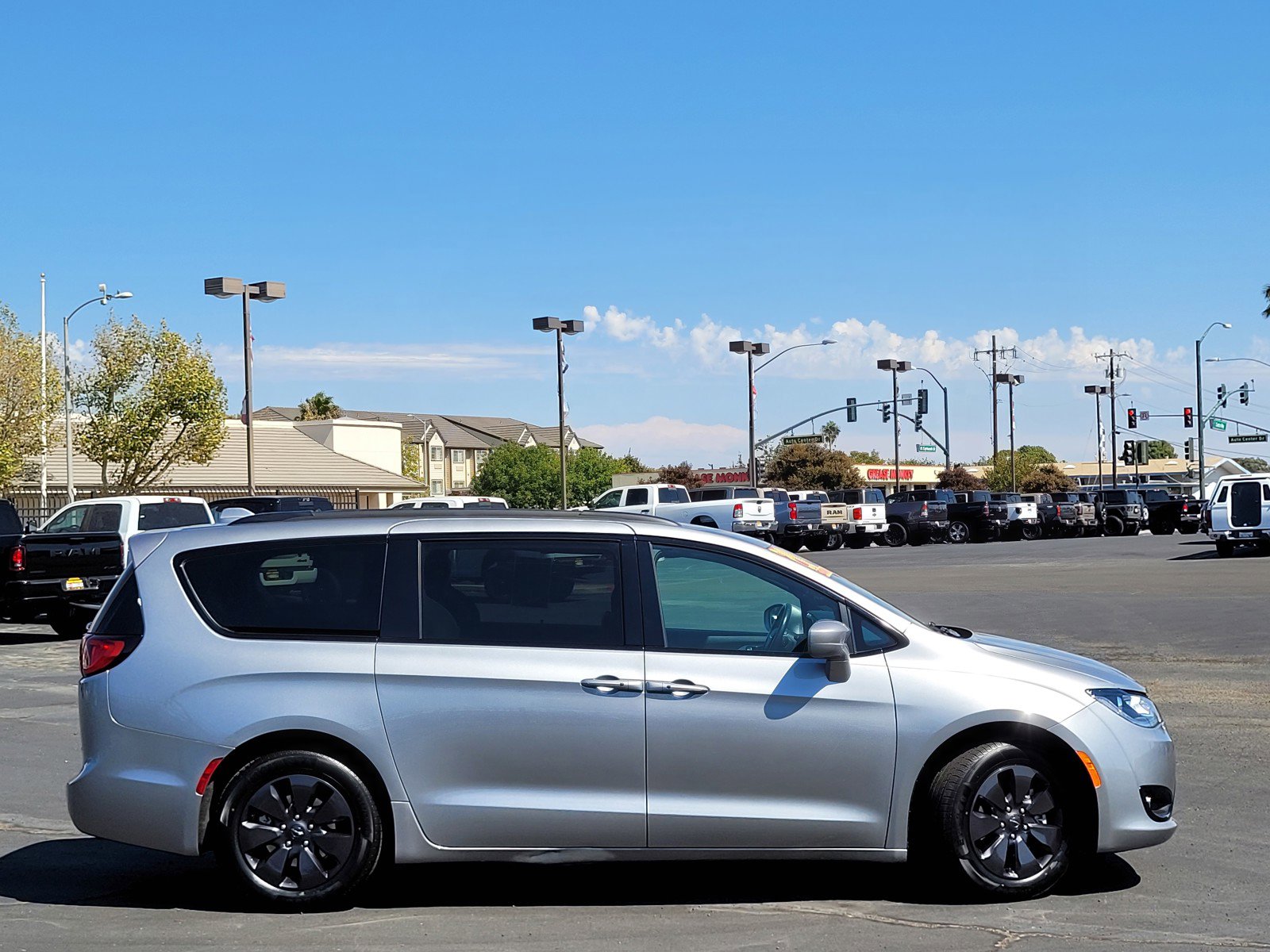 2020 Chrysler Pacifica Hybrid Touring L photo 3