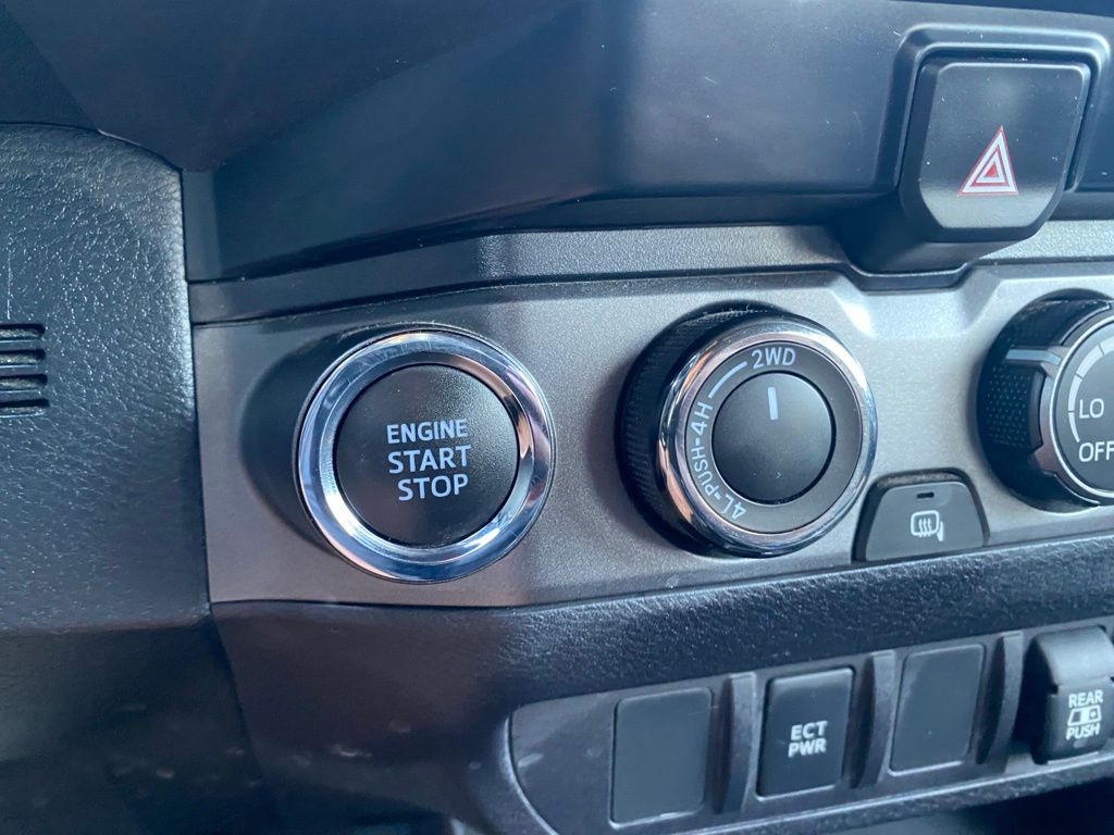 2020 Toyota Tacoma SR5 photo 16