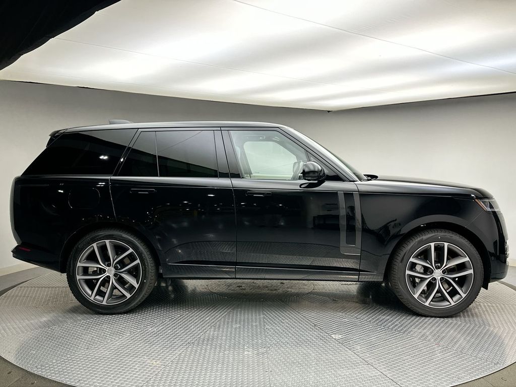 2025 Land Rover Range Rover SE photo 3