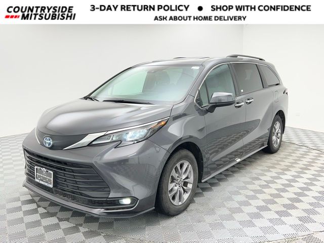 2025 Toyota Sienna XLE's photo