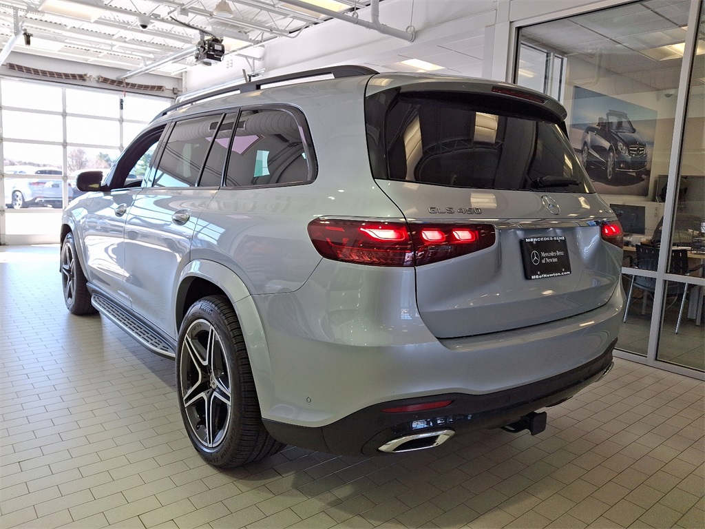 2025 Mercedes Benz GLS 450 4MATIC photo 3