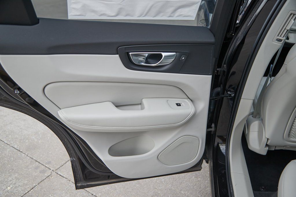 2025 VOLVO XC60 - Image 17