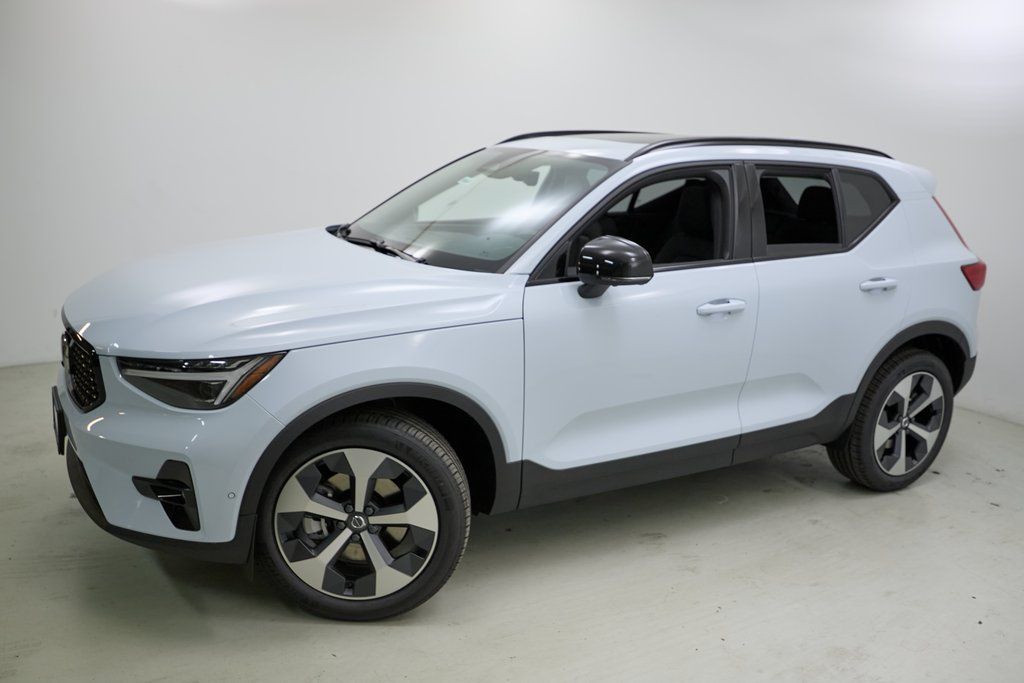 2026 VOLVO XC40 - Image 2
