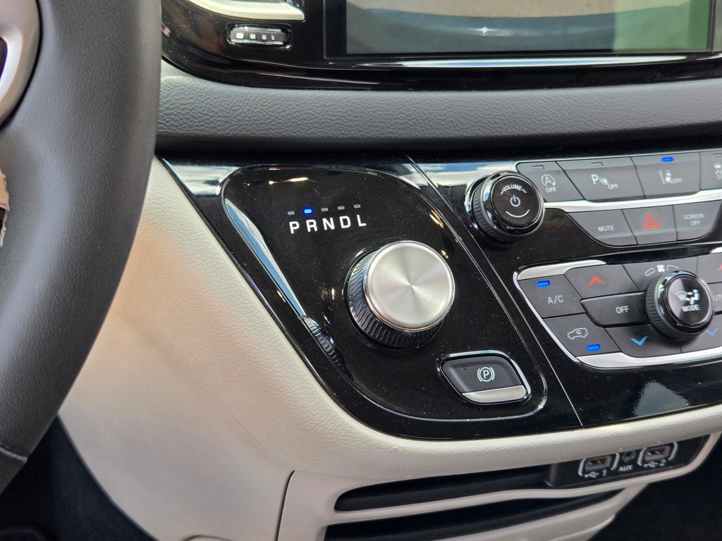 2023 Chrysler Pacifica Touring L photo 23