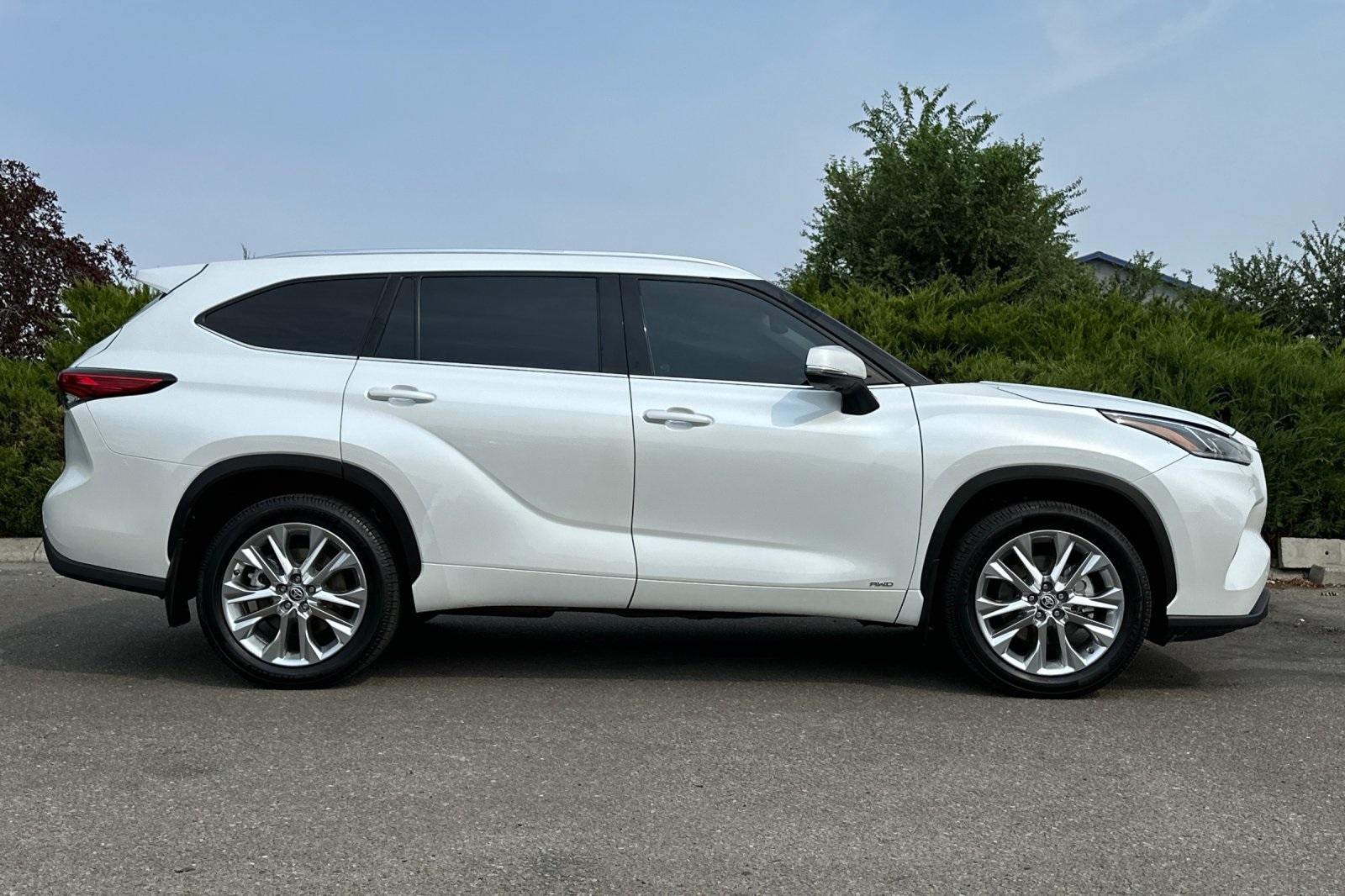 2022 Toyota Highlander Hybrid Limited photo 2