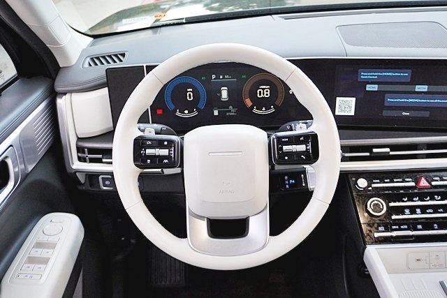 Used 2025 Black Hyundai SE image 20