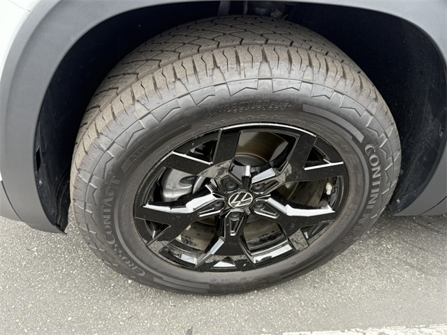 2025 Volkswagen Atlas Peak Edition SE photo 2