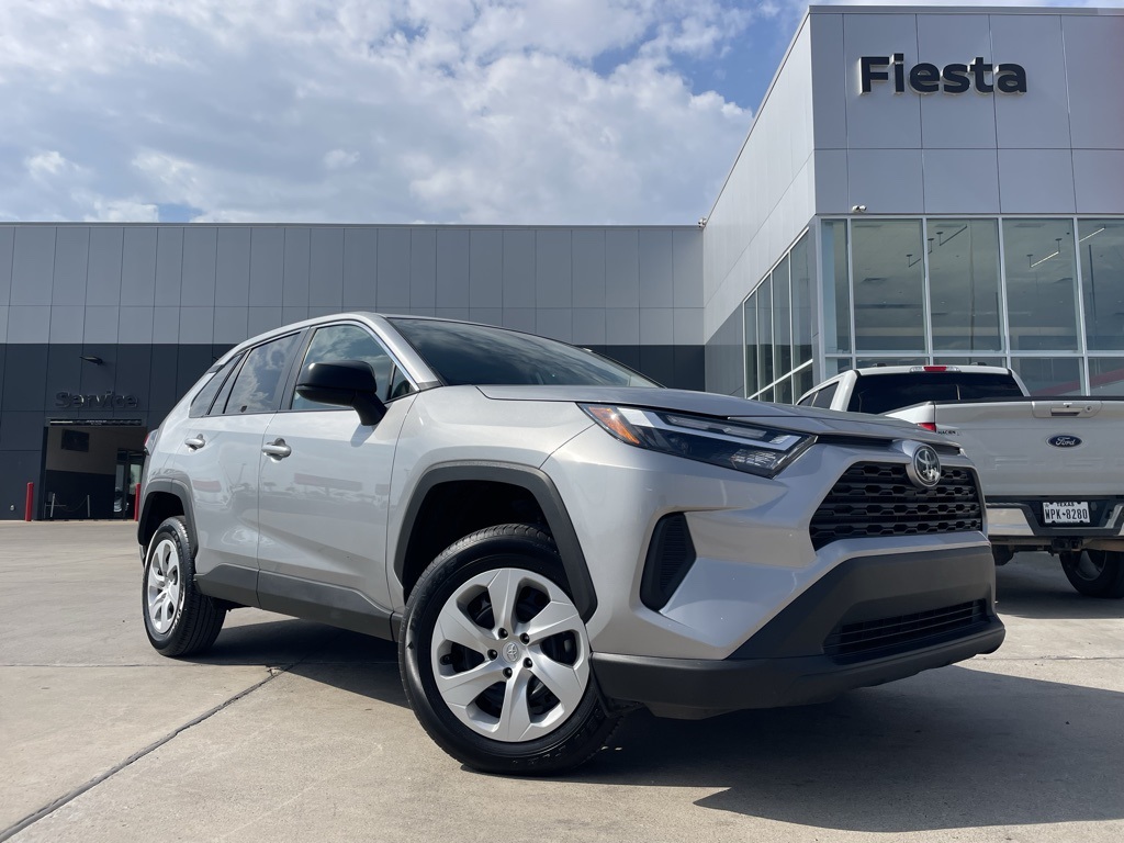 2025 Toyota RAV4 LE's photo