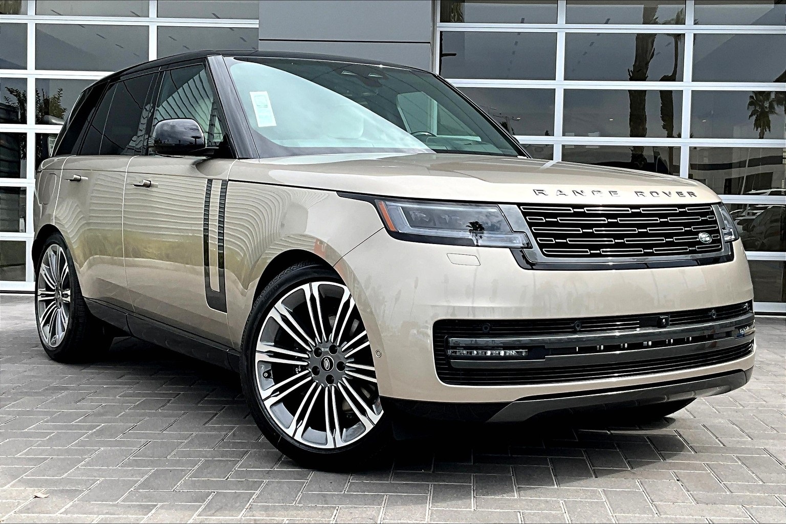 2025 Land Rover Range Rover SE photo 2