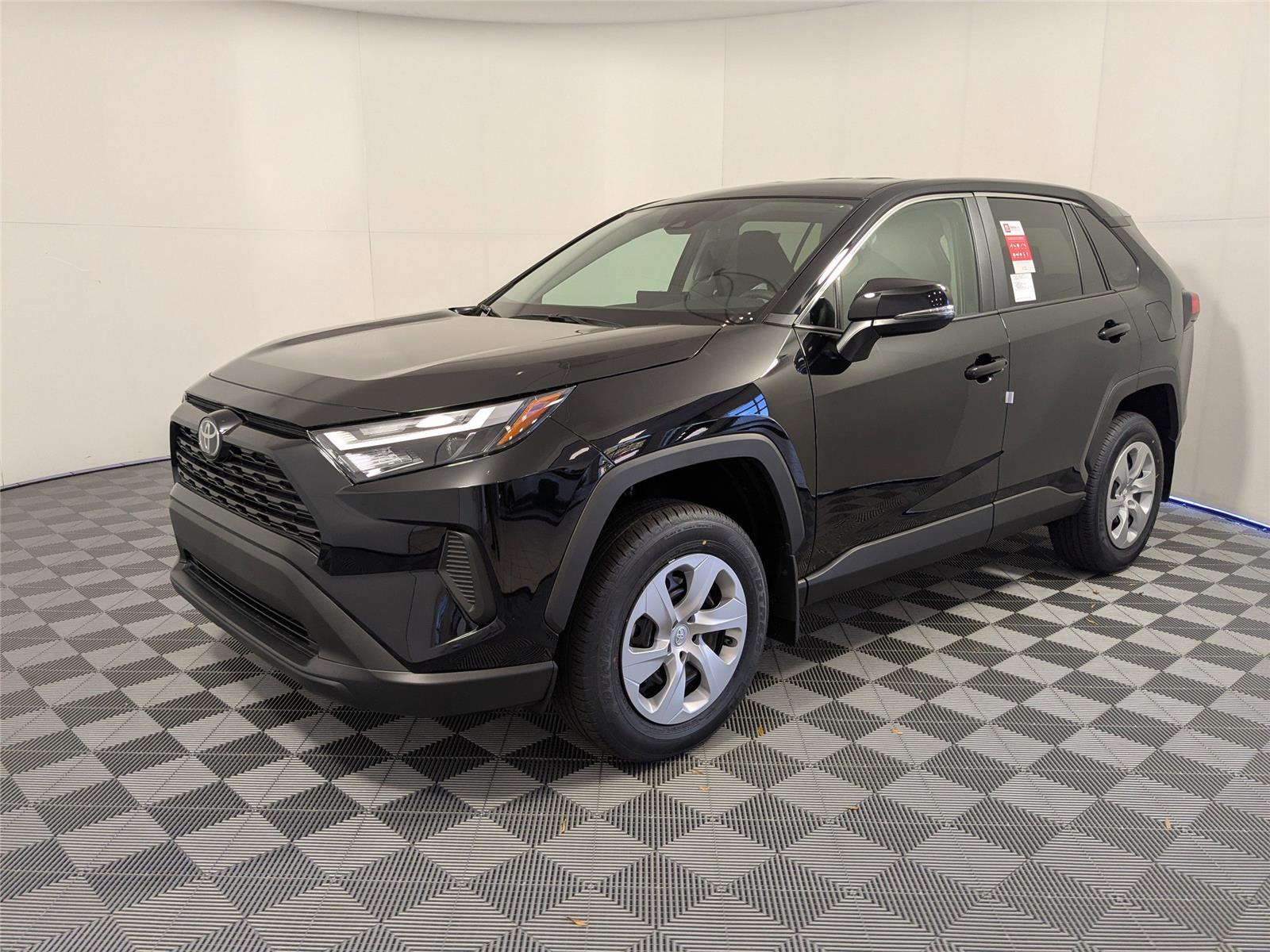 2025 Toyota RAV4 LE's photo