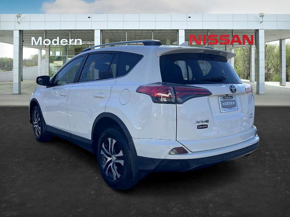 2017 Toyota RAV4 LE photo 3