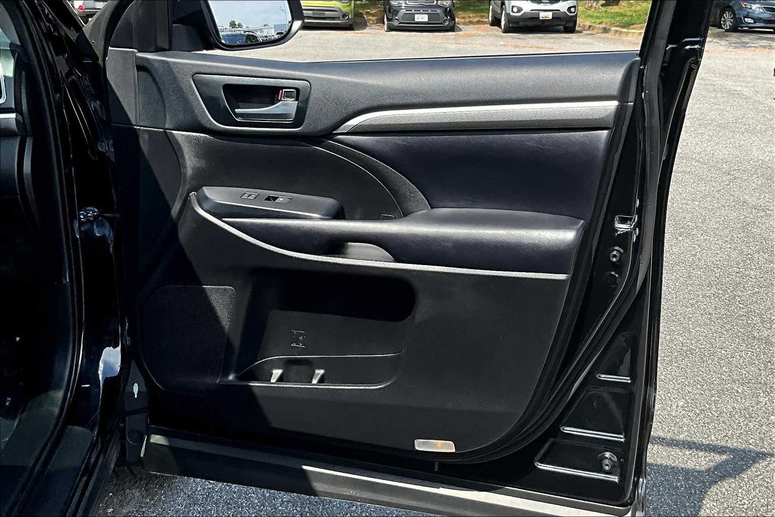 2019 Toyota Highlander SE photo 21