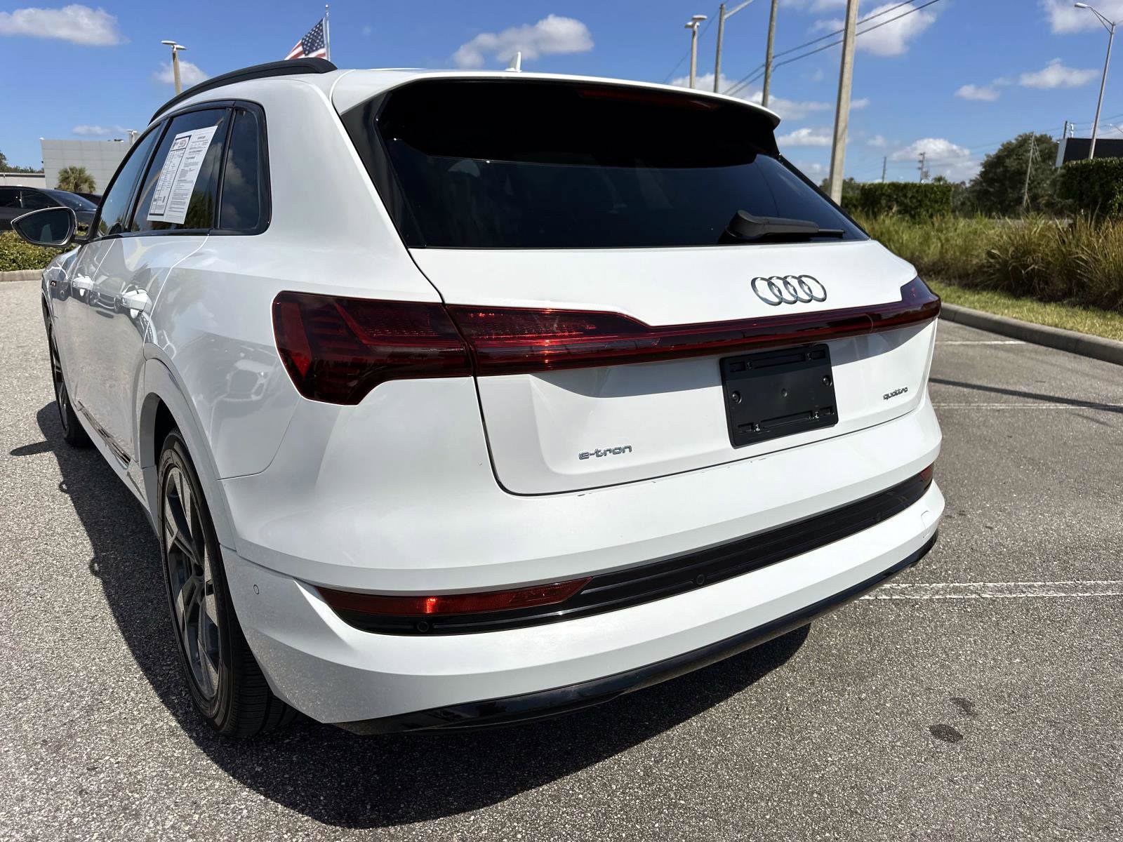 2021 Audi e-tron Premium photo 9