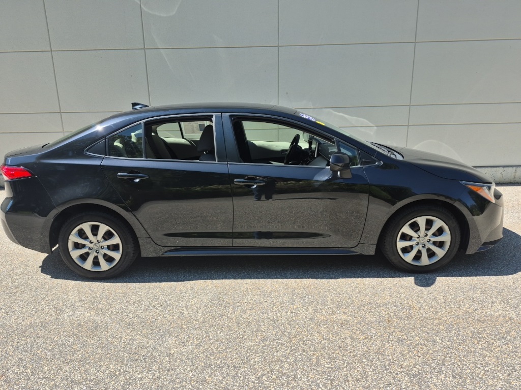 2021 Toyota Corolla LE photo 3