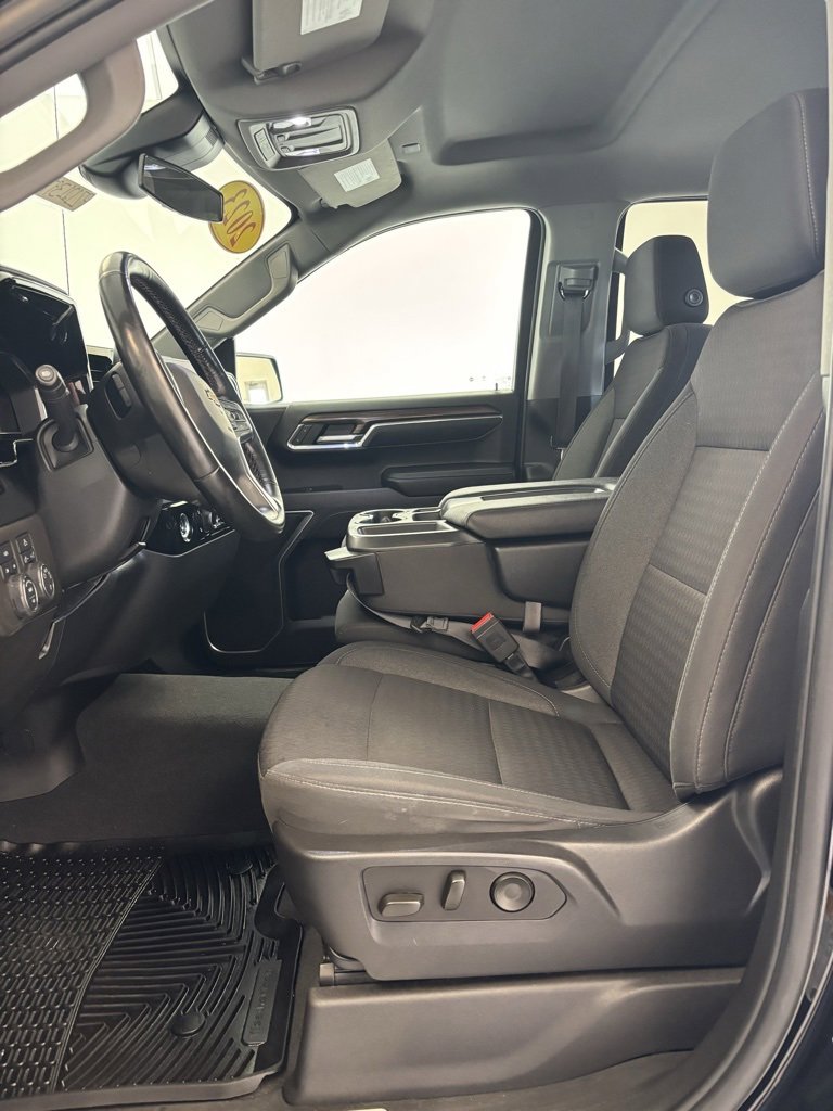 2023 Chevrolet Silverado 1500 LT photo 3