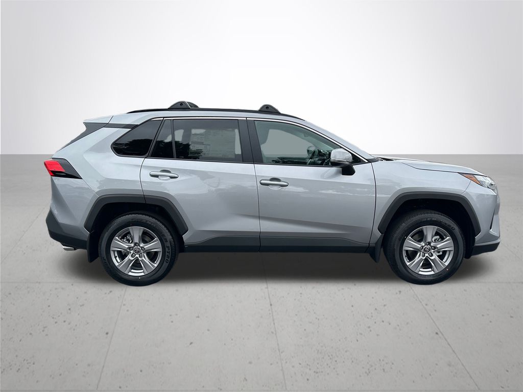 2025 Toyota RAV4 XLE photo 6