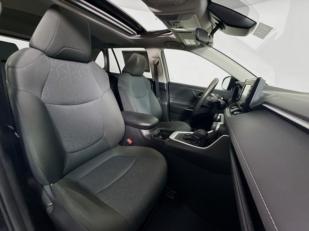2021 Toyota RAV4 Hybrid XLE photo 25