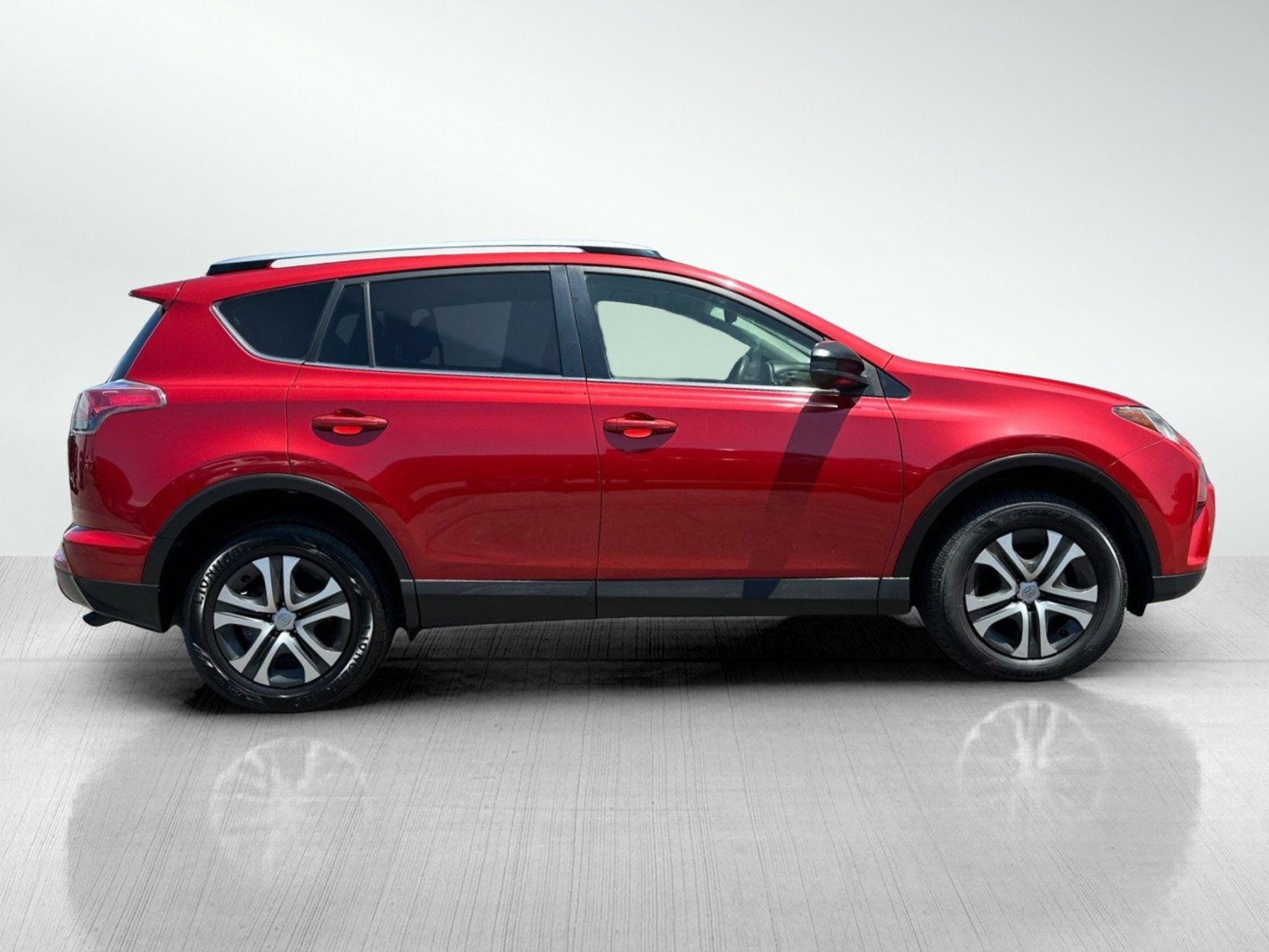 2017 Toyota RAV4 LE photo 3