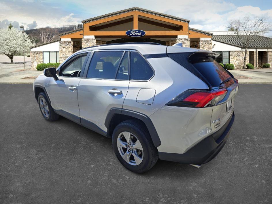 2024 Toyota RAV4 Hybrid XLE photo 3