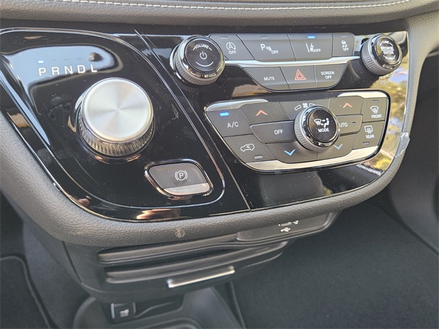 2026 Chrysler Pacifica photo 20