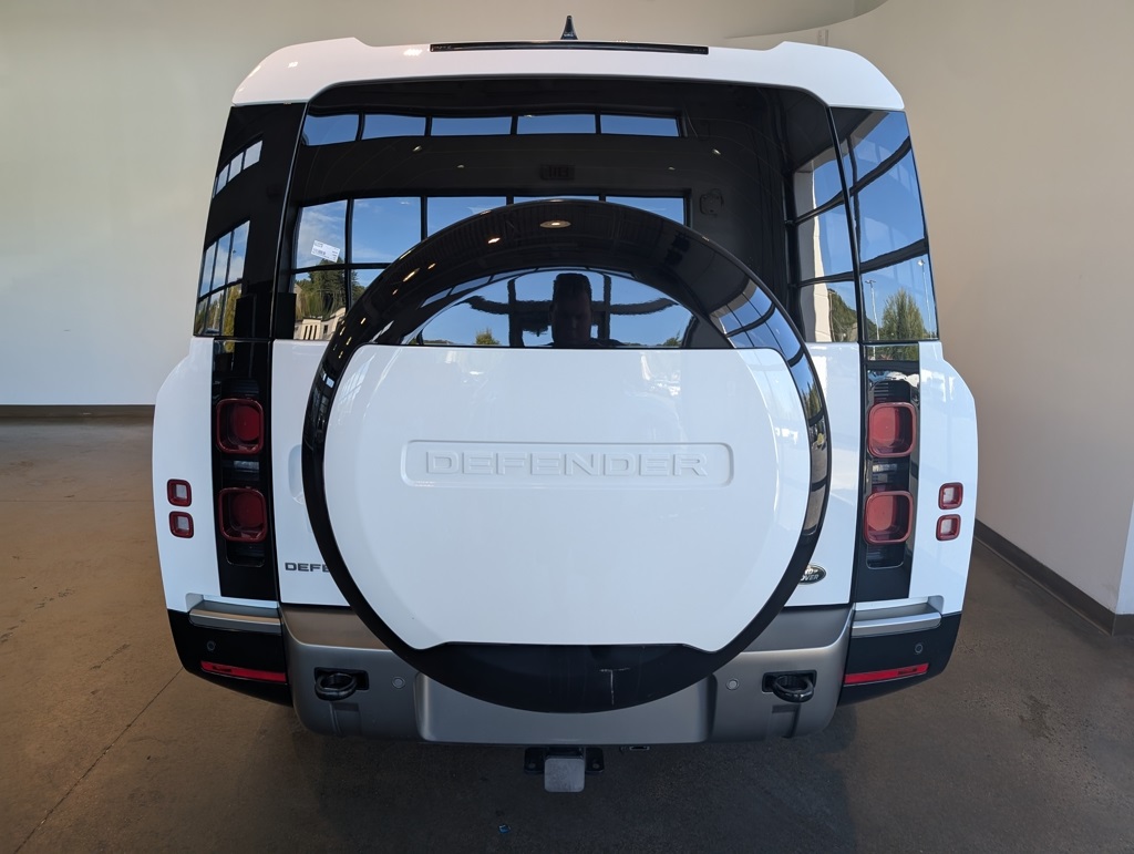 2023 Land Rover Defender 130 X-Dynamic SE photo 4