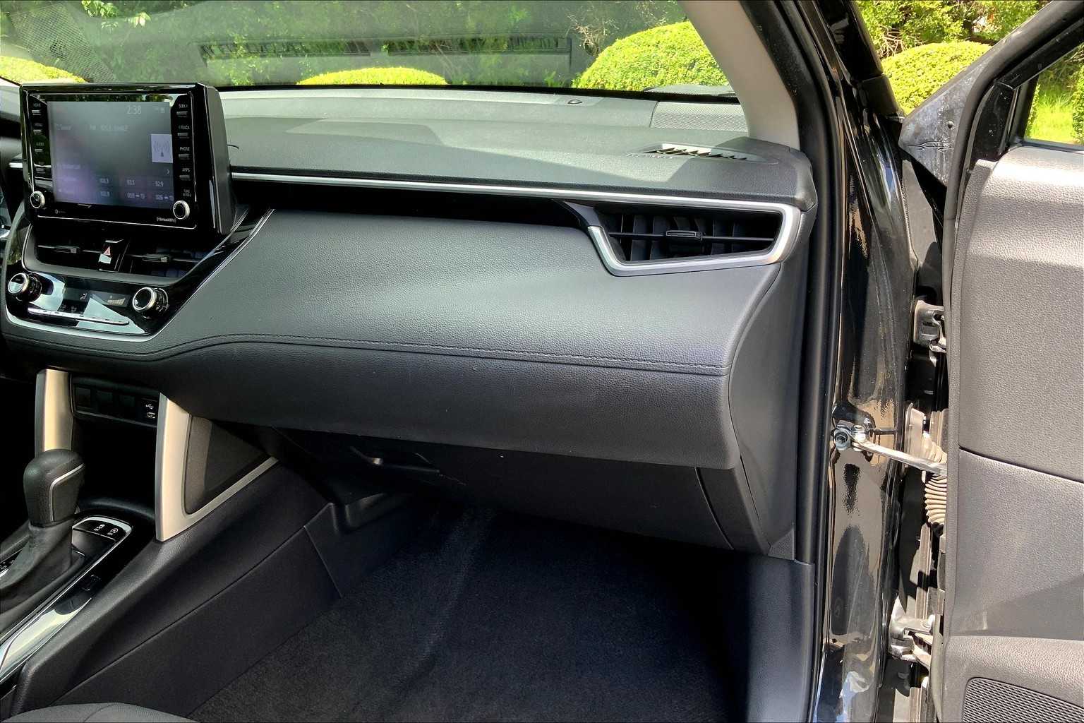 2022 Toyota Corolla Cross LE photo 17