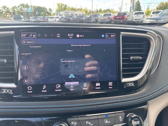 2021 Chrysler Pacifica Hybrid Touring L photo 11