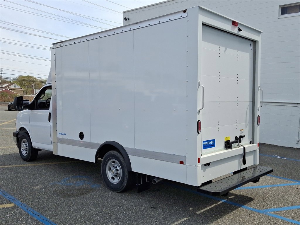 2025 Chevrolet Express Cutaway 3500 photo 3