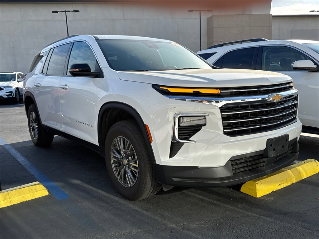 2024 Chevrolet Traverse photo 2