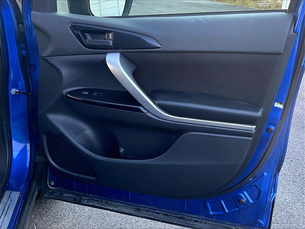 2020 Mitsubishi Eclipse Cross LE photo 12