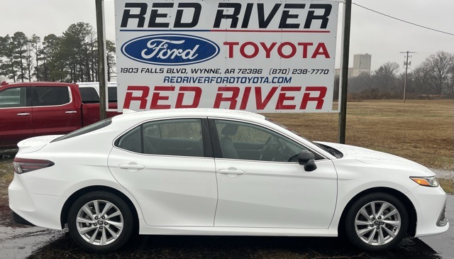 2023 Toyota Camry LE's photo