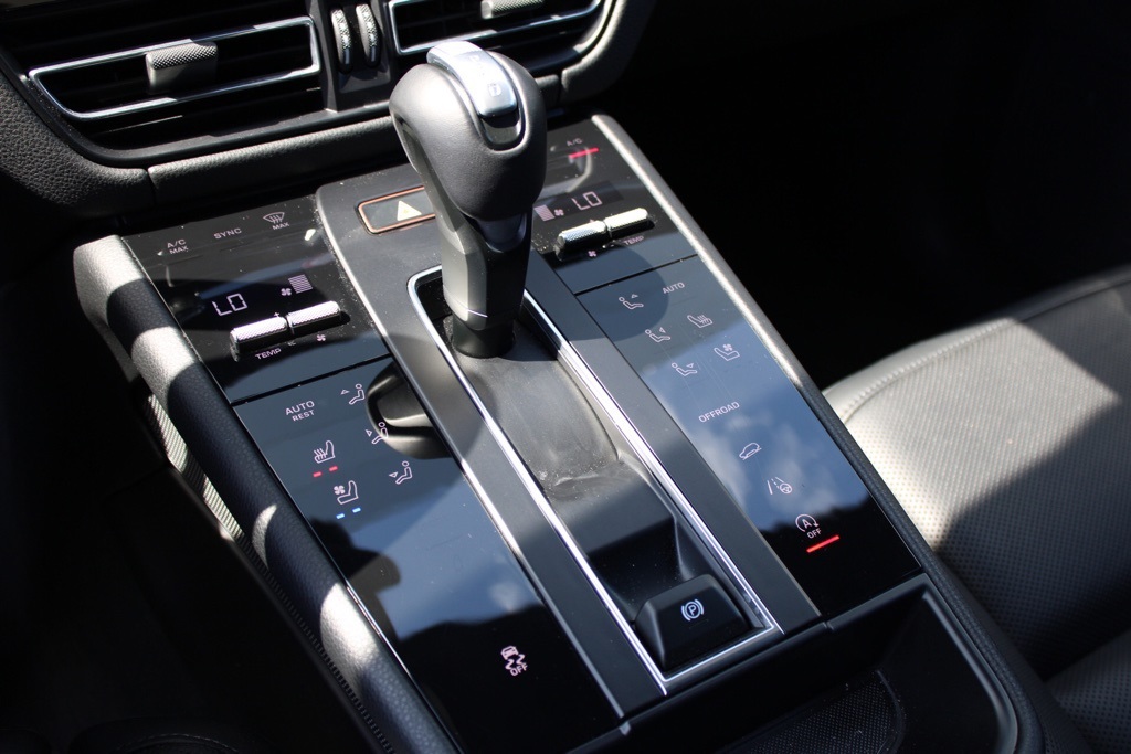 2024 Porsche Macan Base photo 24