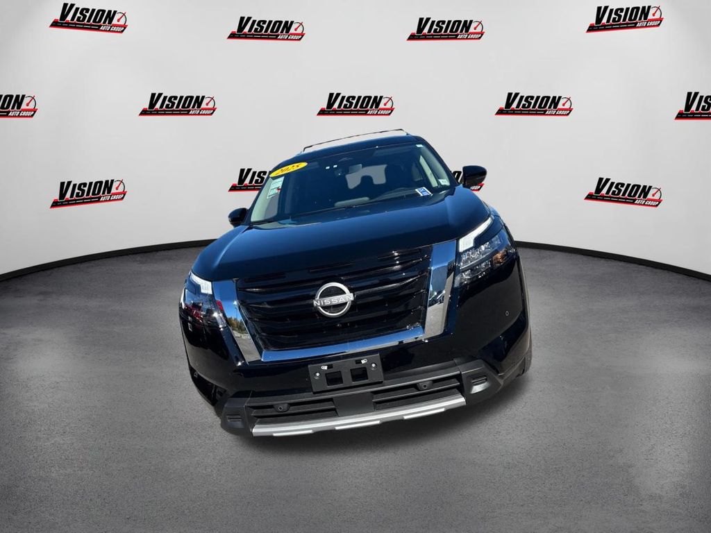 2025 Nissan Pathfinder SL photo 2