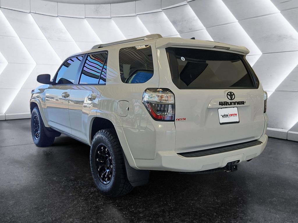 2018 Toyota 4Runner SR5 photo 4