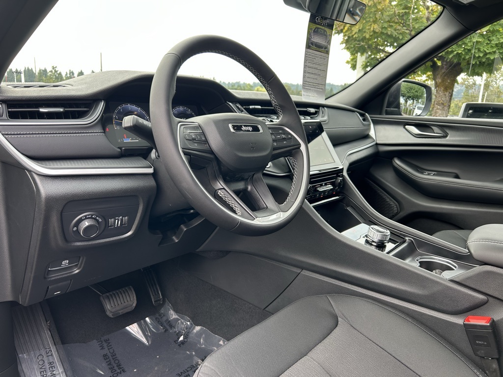 2025 Jeep Grand Cherokee Laredo X photo 12