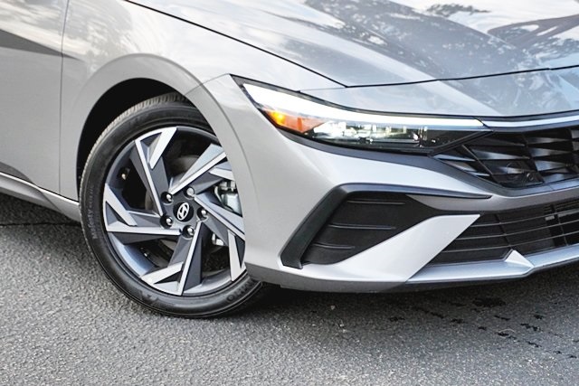 2025 Hyundai Elantra SEL Sport photo 3