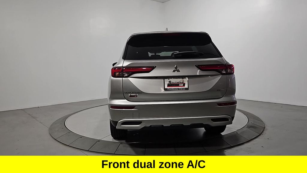 2023 Mitsubishi Outlander SE photo 3