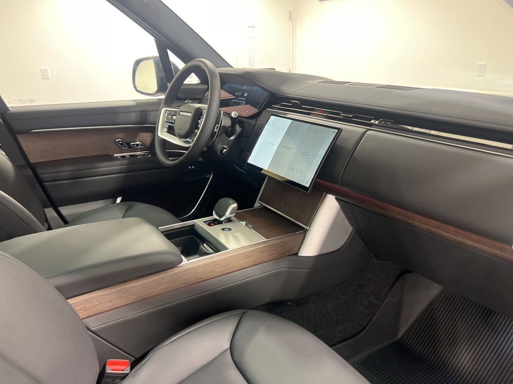 2025 Land Rover Range Rover SE photo 24