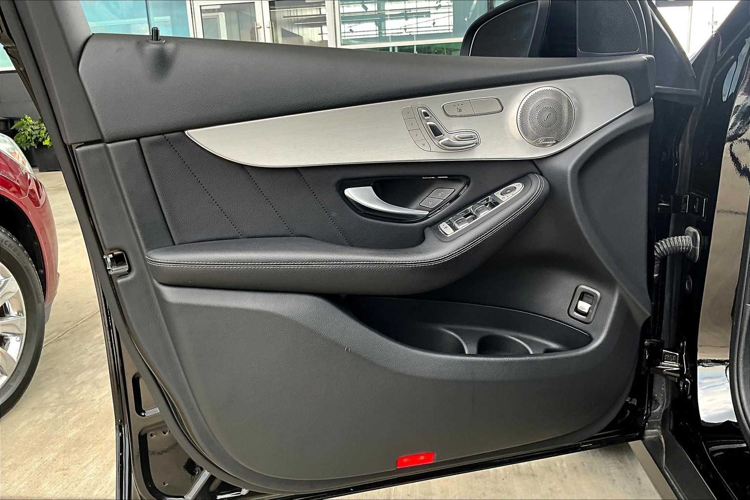 2021 Mercedes Benz GLC 300 photo 18