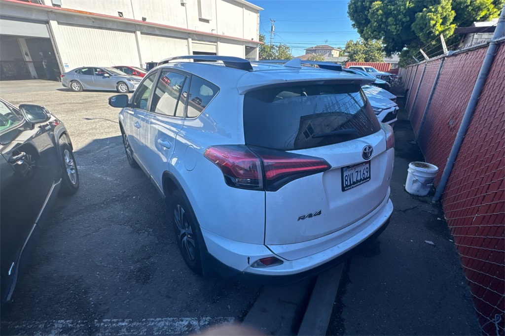 2018 Toyota RAV4 LE photo 3