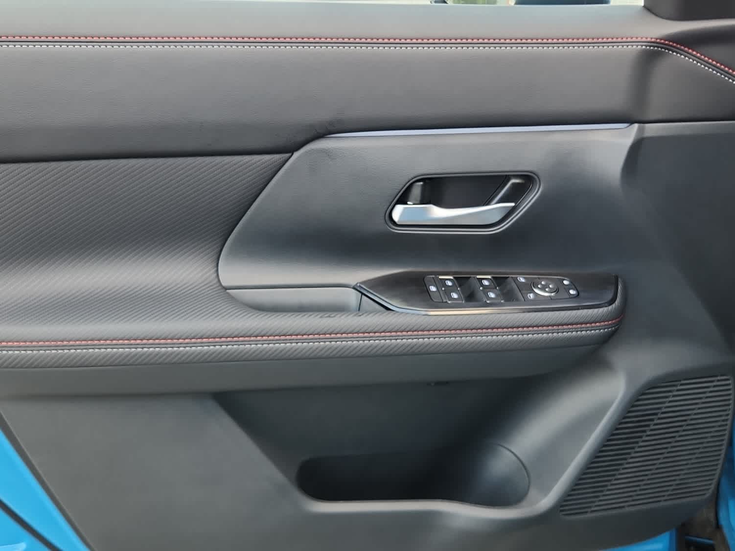 2025 Nissan Kicks SR photo 9