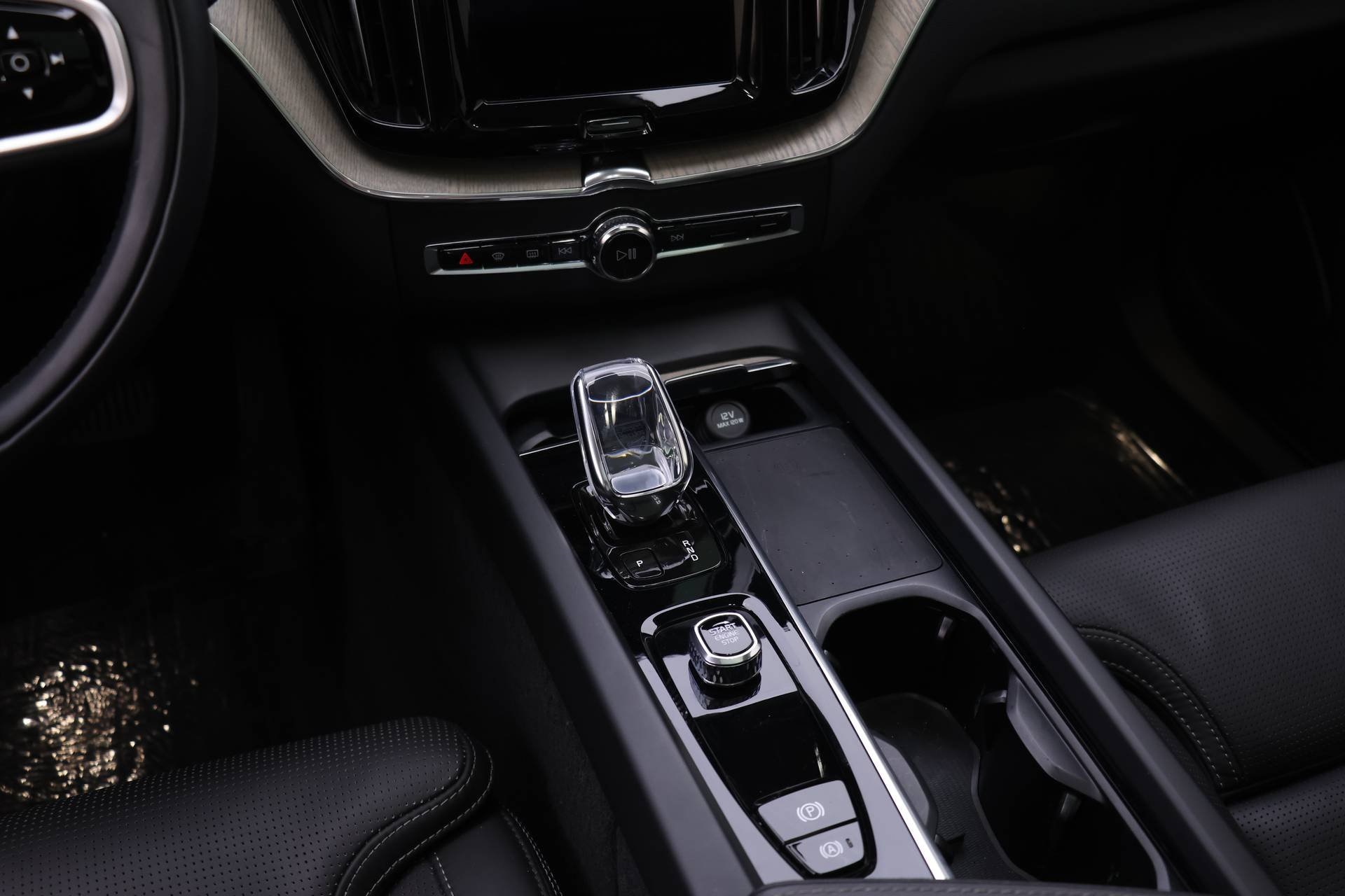 2022 Volvo XC60 B5 Inscription photo 18