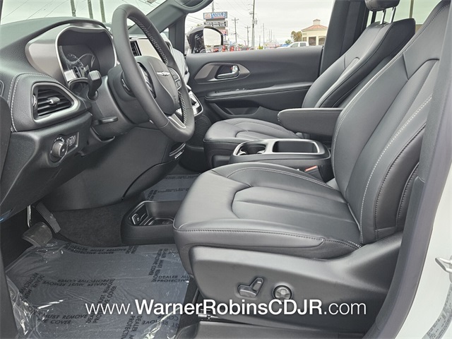 2026 Chrysler Pacifica photo 4