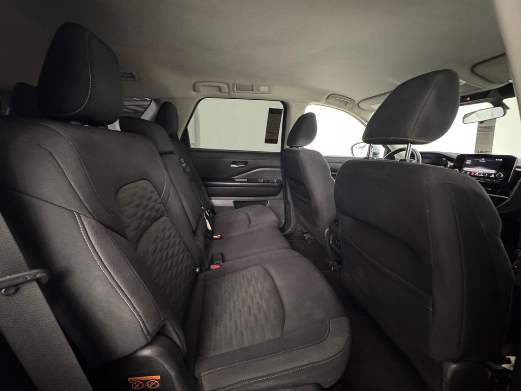 2022 Nissan Pathfinder S photo 17