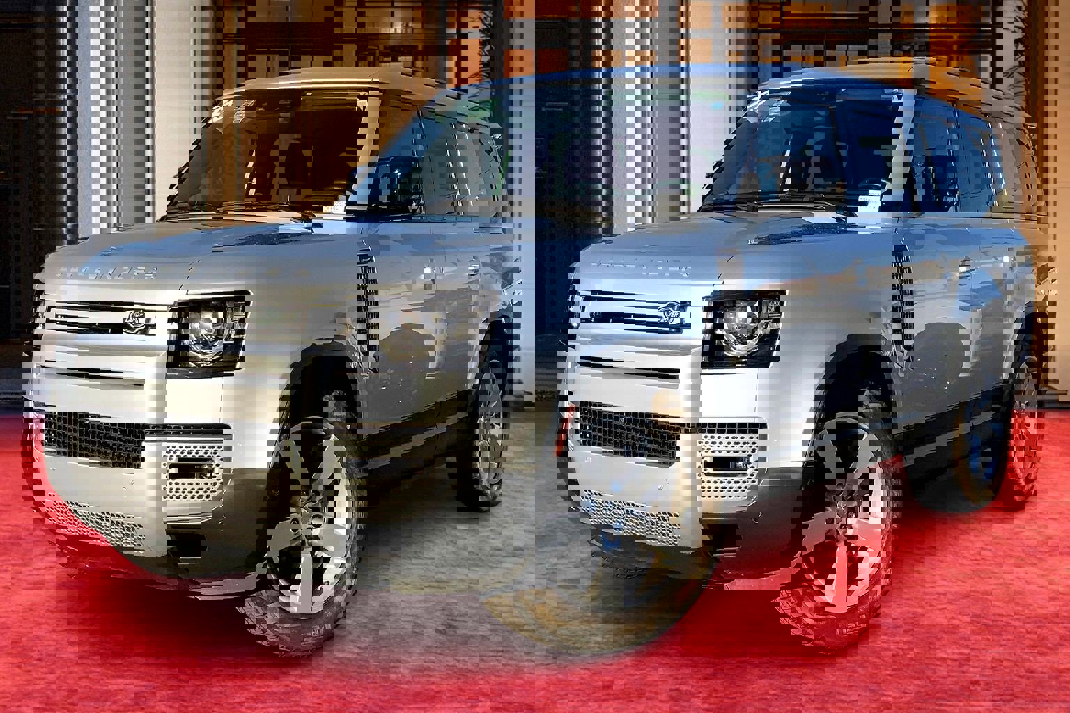 2023 Land Rover Defender SE's photo
